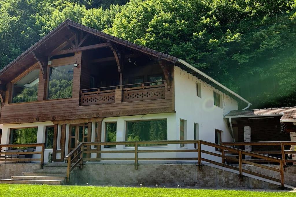 Pensiune Subcrai Cu Centru Spa Zărneşti Kültér fotó