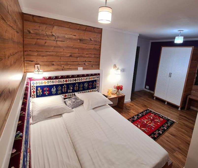 Pensiune Subcrai Cu Centru Spa Zărneşti Kültér fotó
