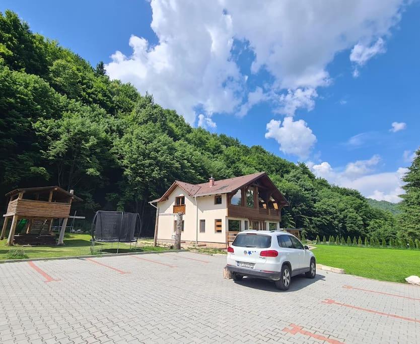 Pensiune Subcrai Cu Centru Spa Zărneşti Kültér fotó