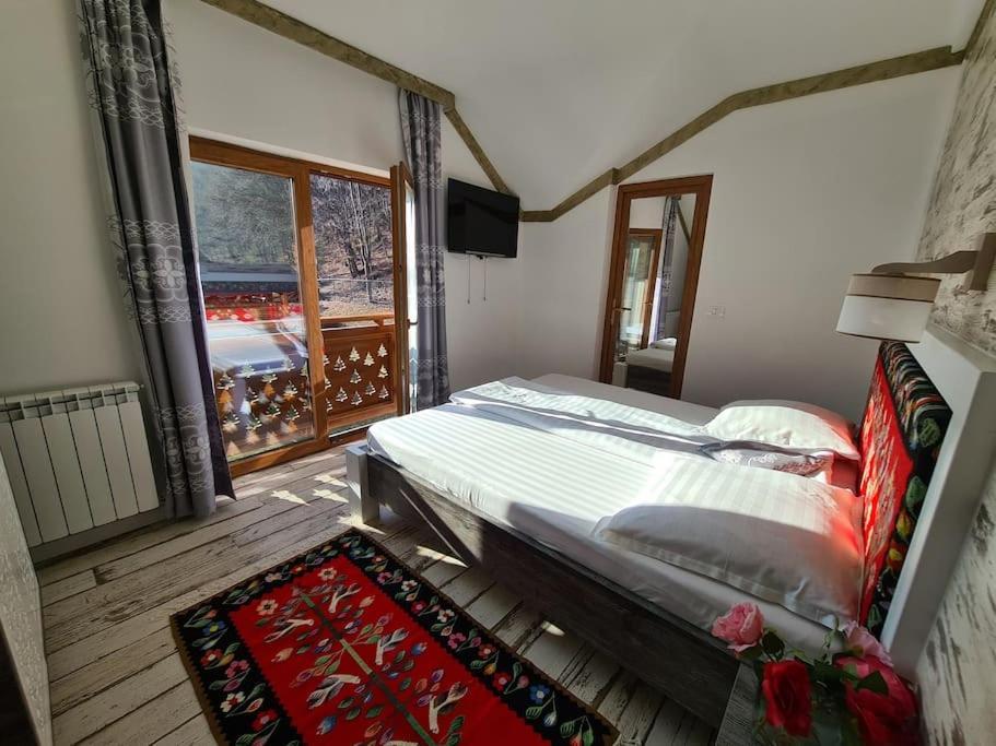Pensiune Subcrai Cu Centru Spa Zărneşti Kültér fotó